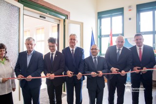 ÁTADTÁK FEJÉR MEGYE 14. KORMÁNYABLAKÁT A SZÉKESFEHÉRVÁRI VASÚTÁLLOMÁSON