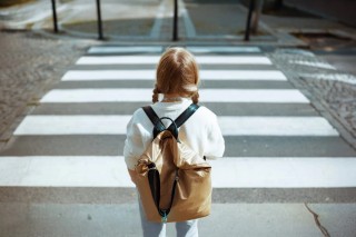 INDUL A 2025-ÖS OKOSZEBRA-SZAVAZÁS! – Ismét iskola közelében, veszélyes kereszteződésben létesülhet okoszebra