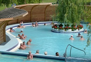 TÁJÉKOZTATÁS - KEDVEZMÉNYES STRANDOLÁSI LEHETŐSÉGRŐL KOMÁROMBAN