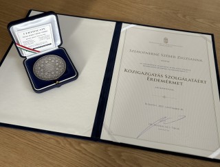 DÍJÁTADÓ - Közigazgatás Szolgálatáért Érdemérem