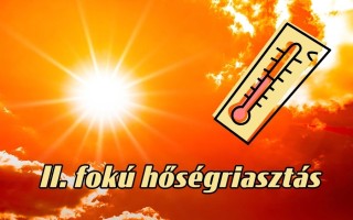 II. fokú hőségriasztás feliratú kép háttérben felhőkkel és a Nappal