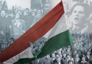 október 23. plakát tömeggel és magyar lobogóval
