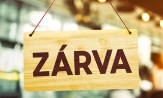 Fa tábla ZÁRVA felirattal